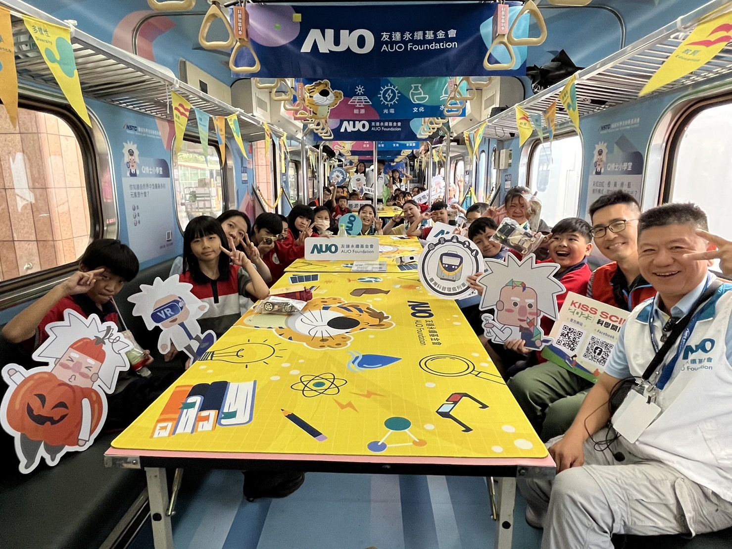 友達永續基金會參與「臺灣科普環島列車」，設計基礎科學車廂課程，以「淨零碳排和永續能源」為主題，讓學生透過創意實驗認識淨零知識，以及思考生活中的減碳行為