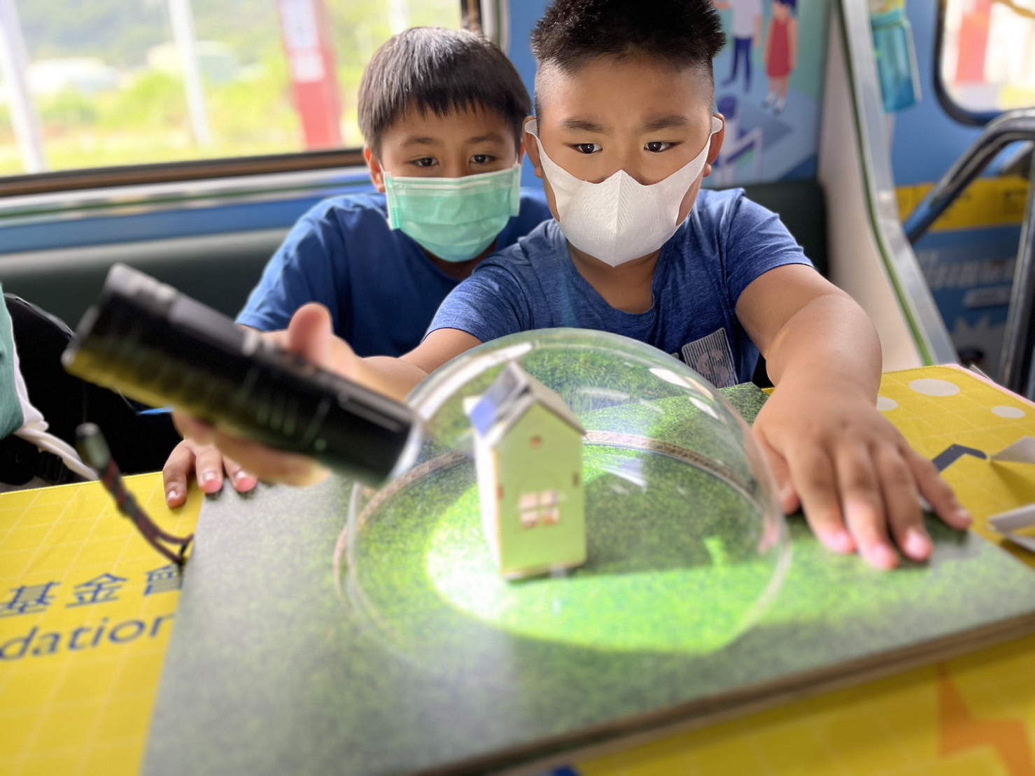 友達參與基礎科學主題車廂，以STEAM教學精神，設計「逐日科學家」、「太陽能工程師」以及「淨零建築師」三大能源科普課程和實驗
