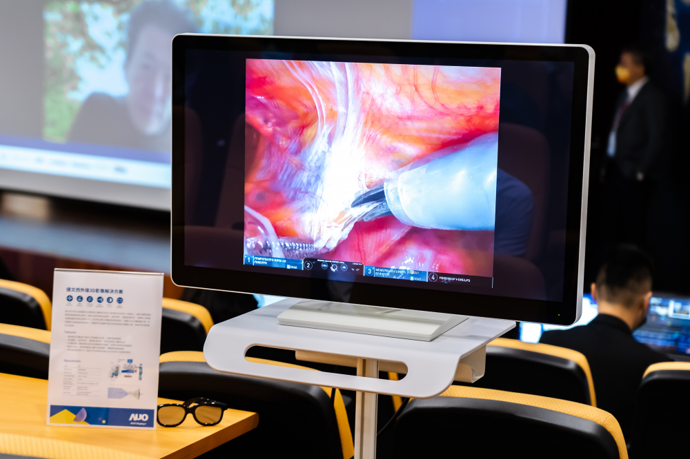 達擎於「國際大腸直腸外科論壇」中，成功導入達文西外接3D影像解決方案。透過達擎即時影像處理技術轉換為成1080p的高解析度畫質，將3D擬真畫面即時呈現於32吋4K 3D醫療顯示器