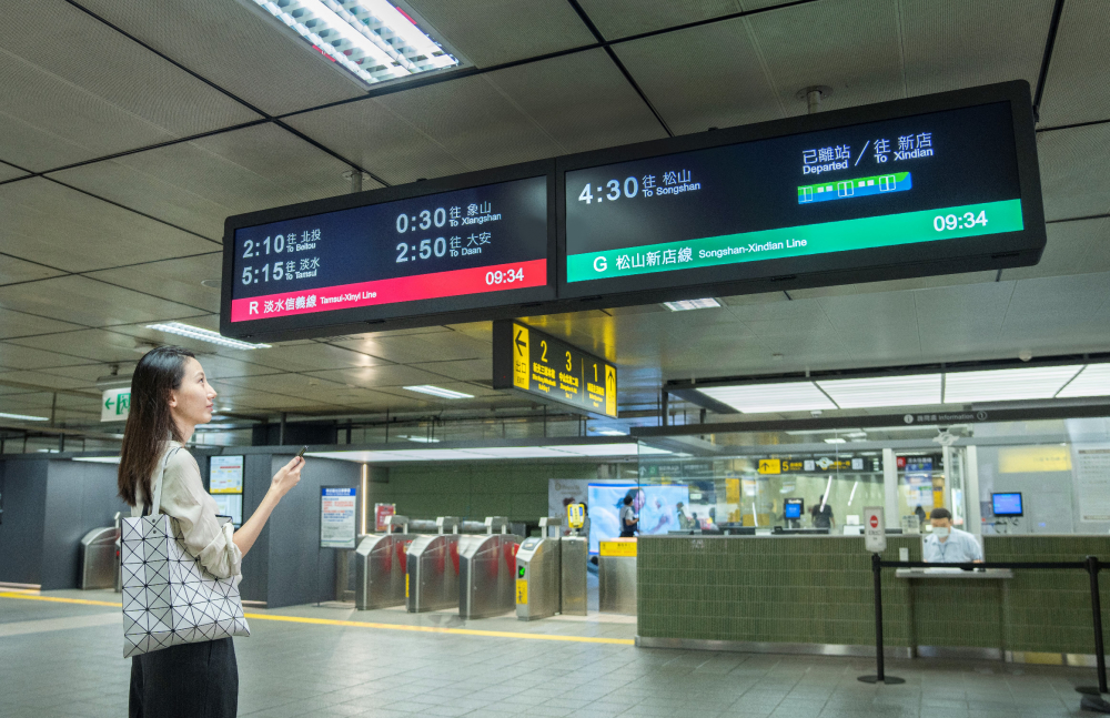 達擎TARTAN顯示器的特殊長條型比例非常適合空間與高度有限的大眾運輸場域應用，具備工業等級高品質、高亮度、高解析與高色彩飽和度等優勢，打造都會智能車站新風貌。