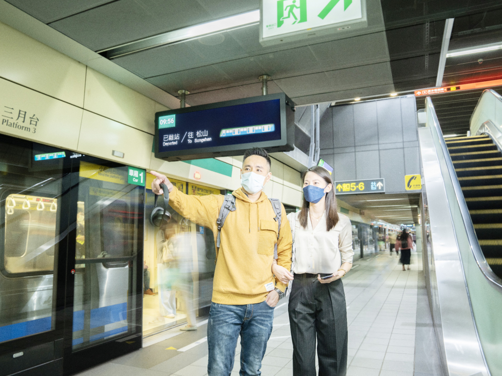 友達旗下達擎之客製化TARTAN顯示器，於台北捷運中山站亮相。以獨特長條型比例與高畫質特色，為台北捷運站帶來嶄新的都會車站風貌