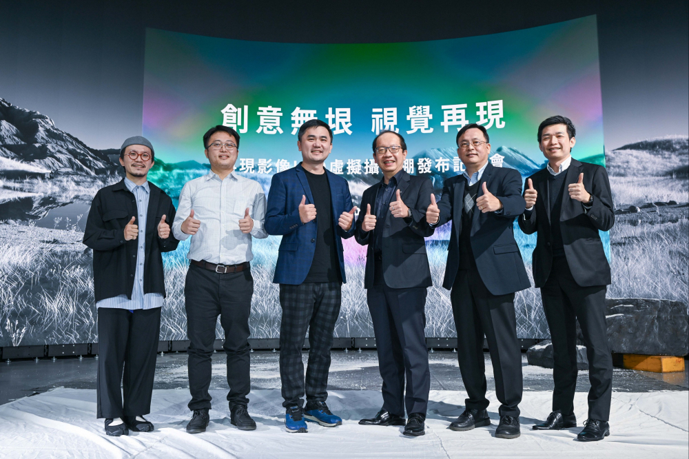友達光電與再現影像攜手，於中影製片廠建置全台首座提供嶄新一站式整合服務的LED虛擬製作攝影棚（圖左至右：再現影像視覺總監郭憲聰、再現影像營運總監黃棨雋、再現影像藝術總監與導演紀柏舟、友達光電技術長廖唯倫、友達光電系統設計製造服務事業總部副總經理曾天龍、友達光電系統產品事業資深處長蘇聖倫）