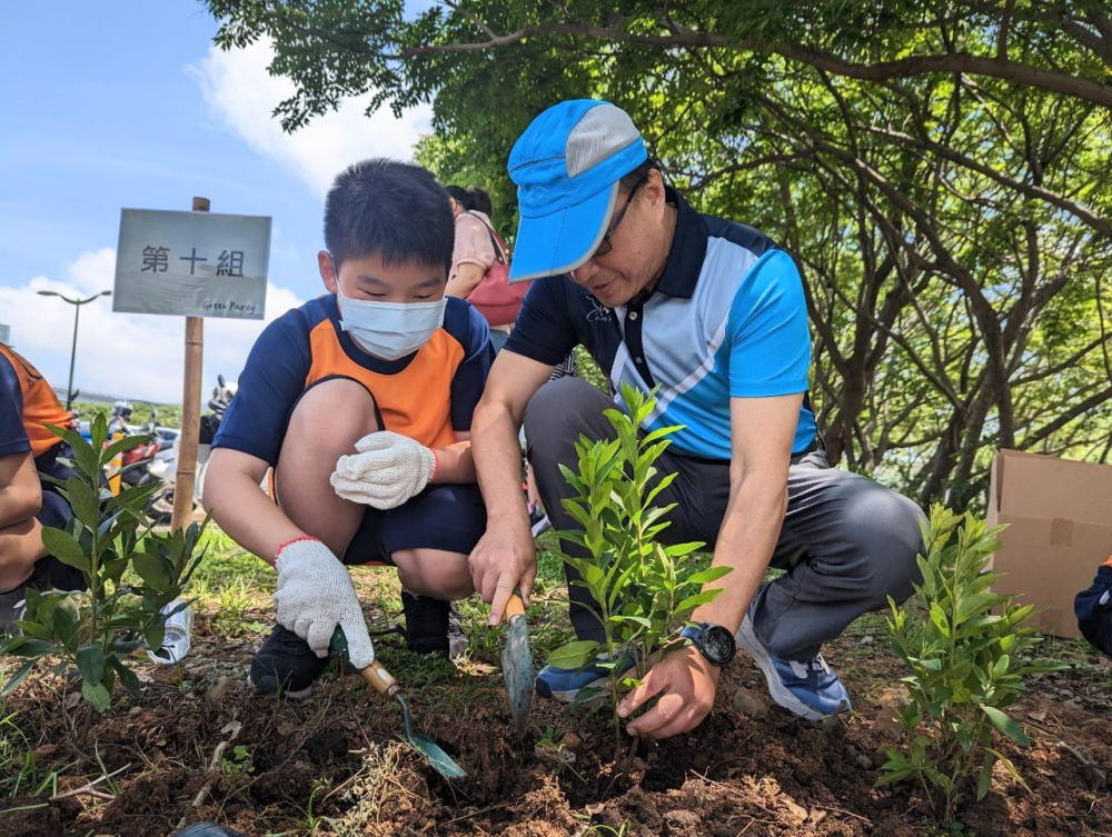 友達綠色志工及眷屬一起植下樹苗，親手打造綠帶景觀及動植物的友善棲息環境