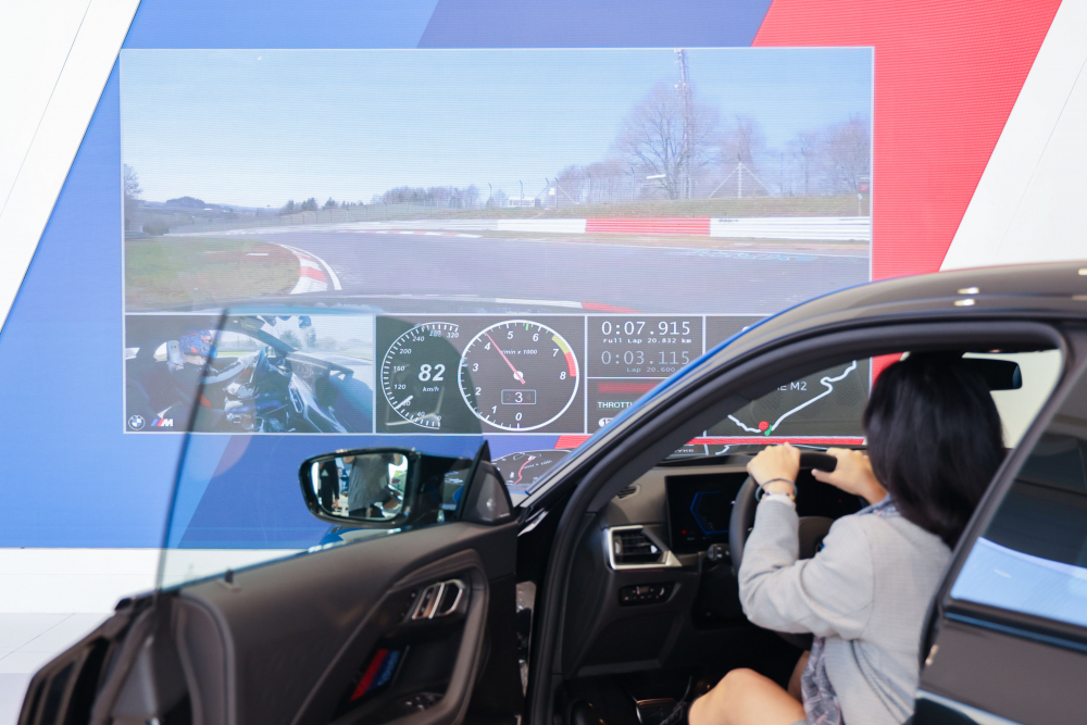 顧客按下虛擬Engine Start按鈕，啟動預選車款的引擎聲浪，螢幕同時呈現德國紐柏林賽道的試駕畫面，坐進車內一秒化身駕駛員馳騁奔騰