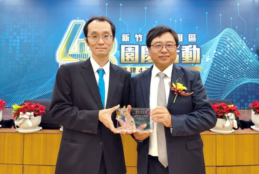 友達60吋高透明度Micro LED顯示器榮獲2023竹科創新產品獎，由友達光電顯示產品研發總部副總經理吳仰恩(左)代表領獎