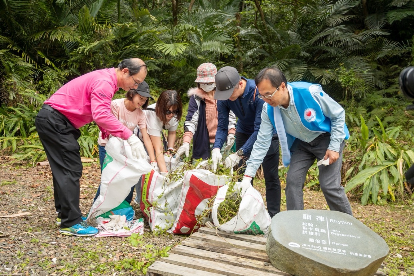 為共同守護在地物種，友達永續基金會號召志工認識並移除「綠癌」: 外來入侵種小花蔓澤蘭