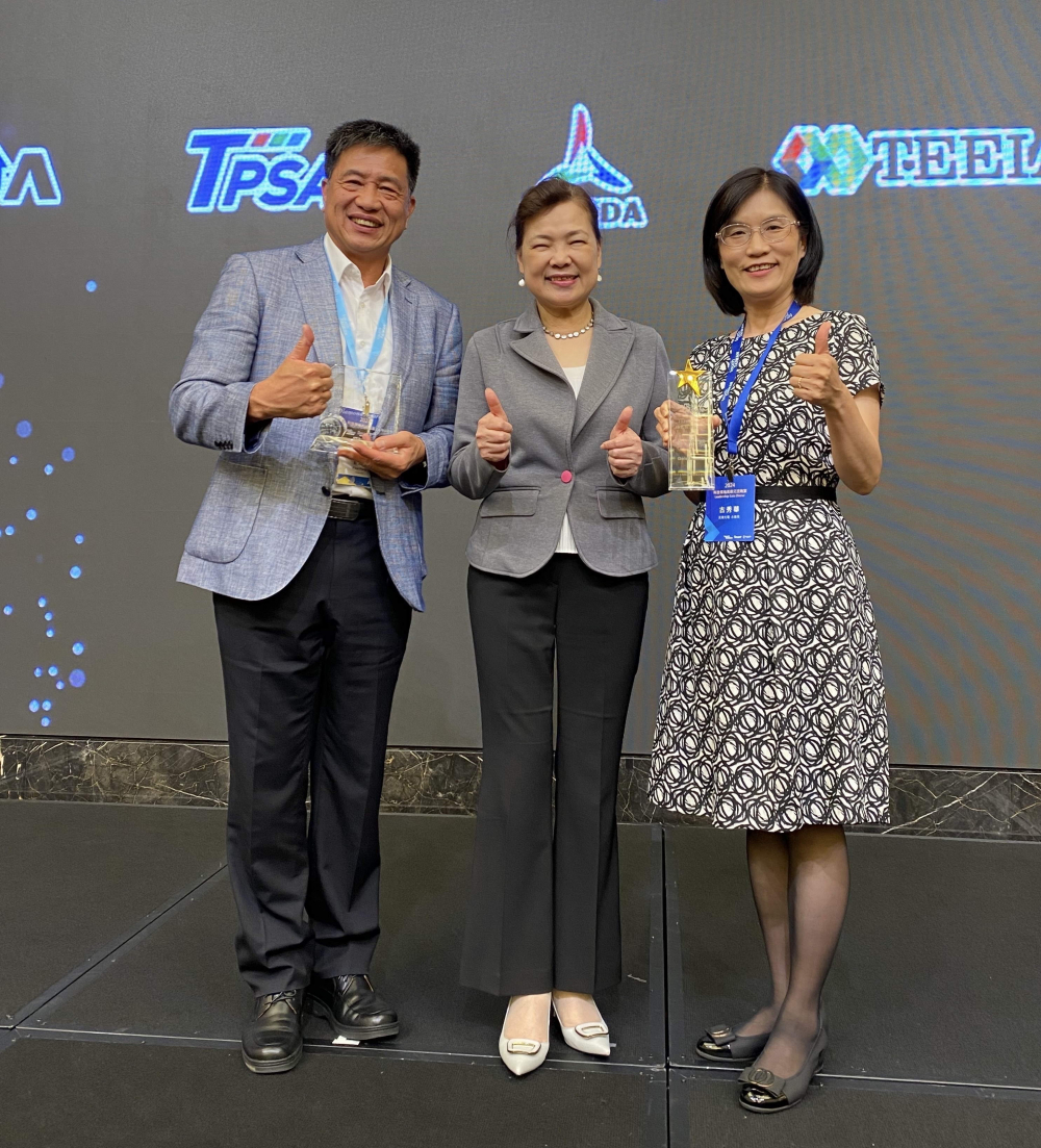 友達致力推動永續發展，於Touch Taiwan2024以3R策略貫穿Display、ESG展位實現綠色展覽目標之成果，Display展位獲綠色裝潢設計鑽質獎最高榮譽，ESG同獲金質獎殊榮。由經濟部長王美花（中）親自頒予友達光電董事長彭双浪（左）、友達光電永續長古秀華（右）