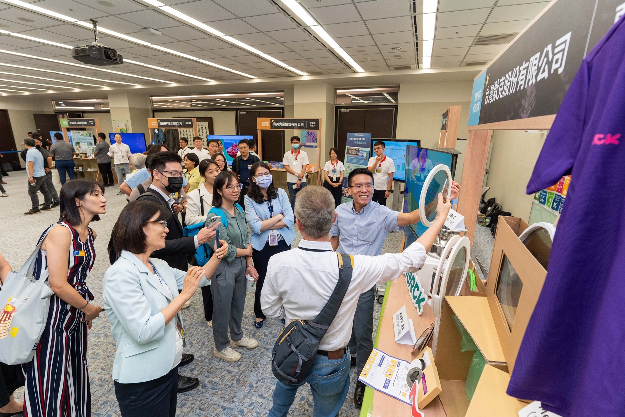 好体育全站登录平台连手产业伙伴策划首届生态圈联展，展示如何将废塑料循环再利用，创新解决方案包括：塑料包材再生与循环使用、再生塑料研发及应用、废塑料回收再生技术、减塑生活提案等
