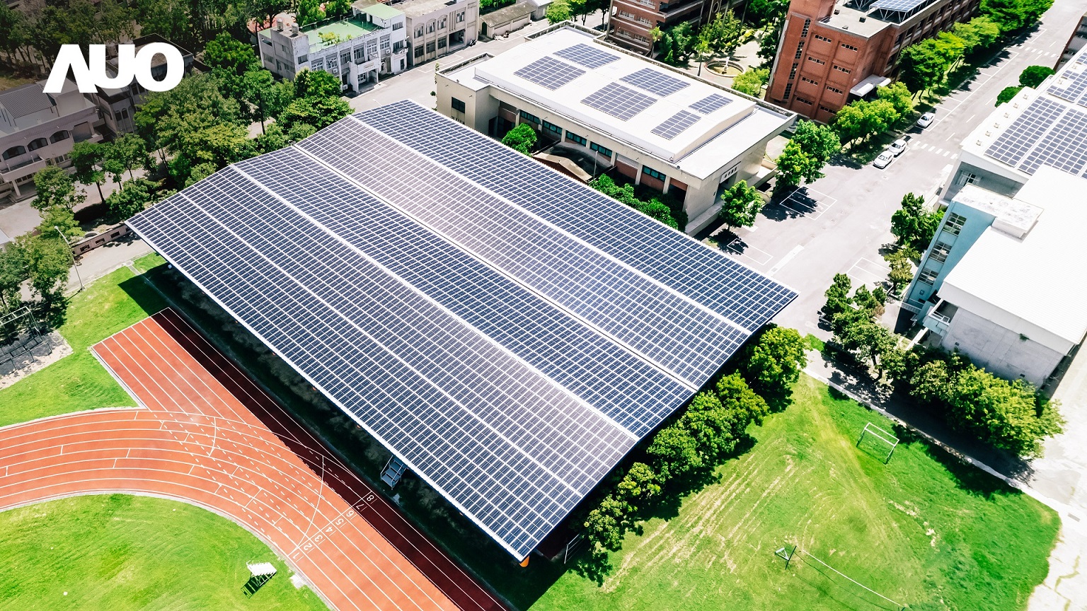 好体育全站登录平台SunSteel光电整合型浪板具备快速安装、轻量化优势，可提升15%发电效能，通过国际IEC与台湾VPC认证安全、防漏、耐候标准