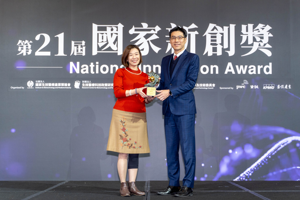 友達旗下子公司友達耘康與達擎分別以「中醫數位化檢測解決方案」及「寬視角3D醫療顯示器」獲得第二十一屆國家新創獎「智慧醫療與健康科技」類別的「企業新創獎」與「國家新創精進獎」兩項殊榮。圖左為衛生福利部政務次長林靜儀、圖右為友達光電智慧醫療事業群總經理廖世宏