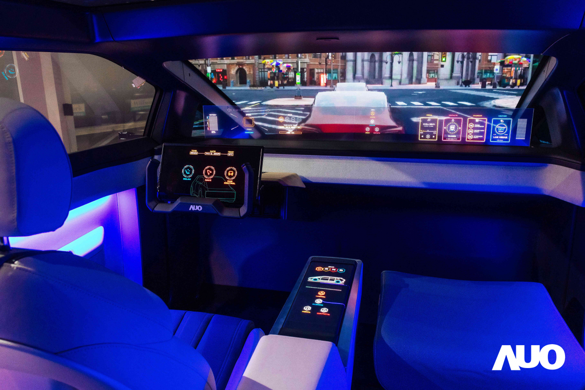 友達新一代智慧座艙Smart Cockpit 2025的Micro LED創新顯示應用中，47.5吋無界透明顯示介面與14.3吋多變形態中控顯示，兩項產品獲得2025智慧顯示應用大賞的智慧移動獎，提供全新的人機互動體驗