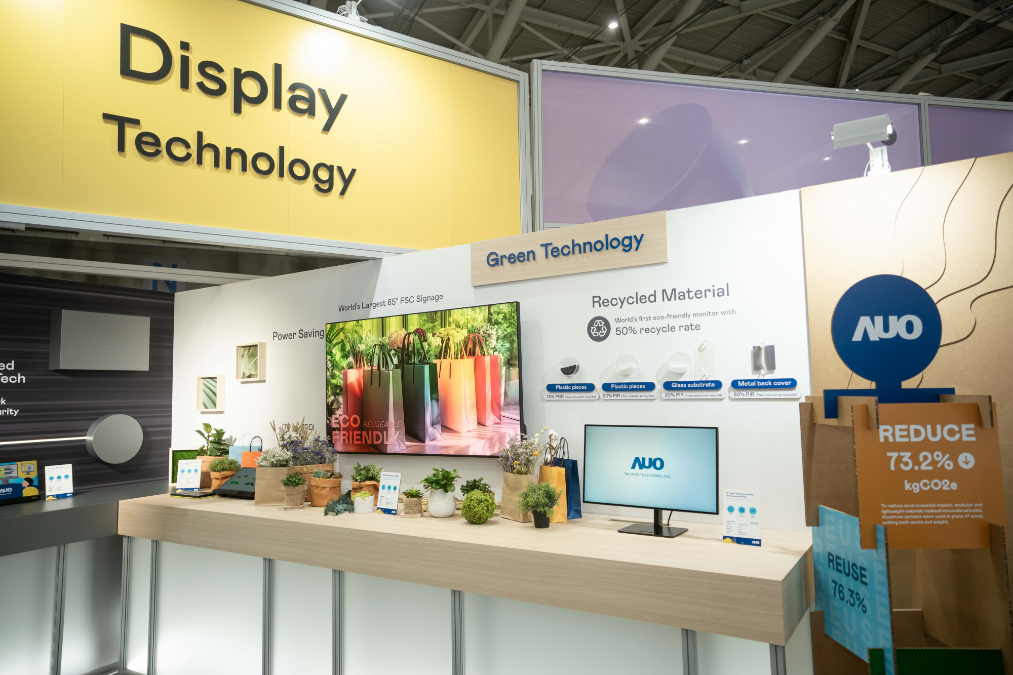 友達Touch Taiwan 2025雙展位再度獲etouch 綠色裝潢設計獎肯定；智慧顯示展位以鋁製模組系統取代傳統木作施作，並在相關裝潢物與設計使用可回收、可重複使用的材料，體現低碳與循環精神。