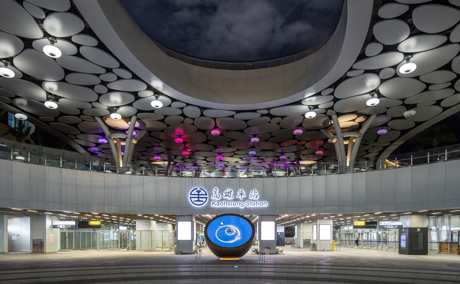 創利空間參與《高雄車站共感空間》公共藝術計畫，擔任視覺科技整合夥伴。於「看時間」天文鐘作品中提供技術指導，整合圓形LED鐘面與鐘體結構，在時間、天象星盤與空間氛圍間生動展演