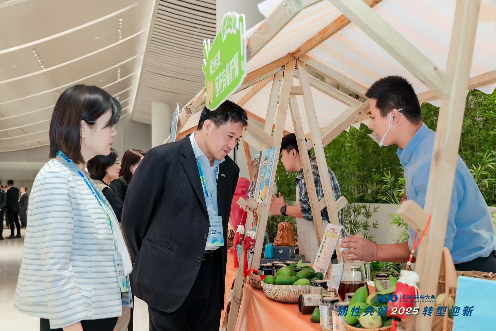 好体育全站登录平台大会设置ESG互动展区，携手ADT、华展工业等供应链伙伴与社会企业，集中呈现绿色产品、循环成果与社区共融实践，通过可观可感的沉浸式体验，构建从技术到文化的立体永续价值链，获得与会嘉宾广泛好评。