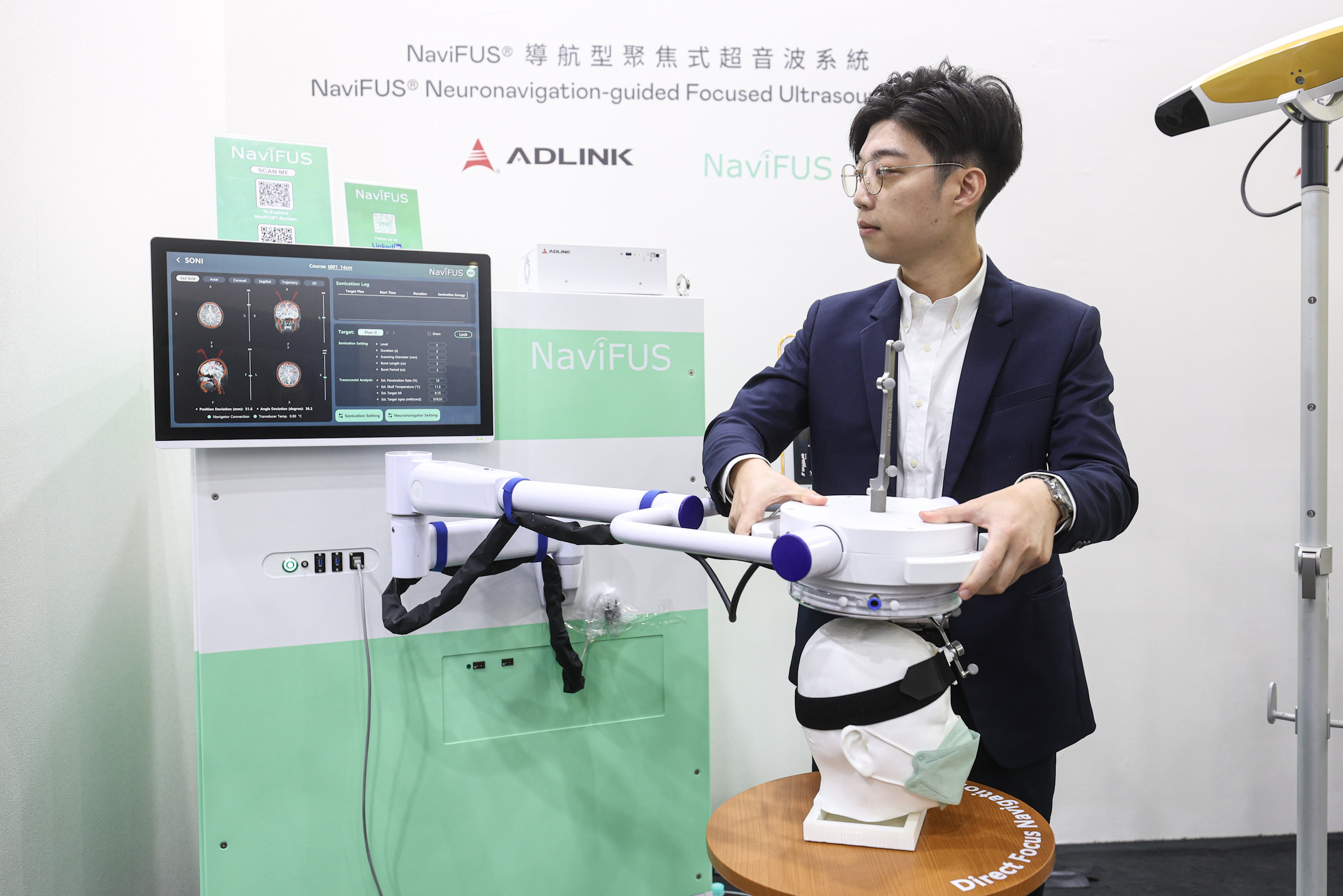 达擎携手凌华科技与浩宇生医合作的〝NaviFUS&reg; 导航型聚焦式超音波系统〞，以凌华医疗级边缘运算平台为核心，结合光学导航与穿颅超音波技术，非侵入性将能量精准聚焦脑内病灶，可暂时开启血脑屏障，提升药物递送与治疗效果。