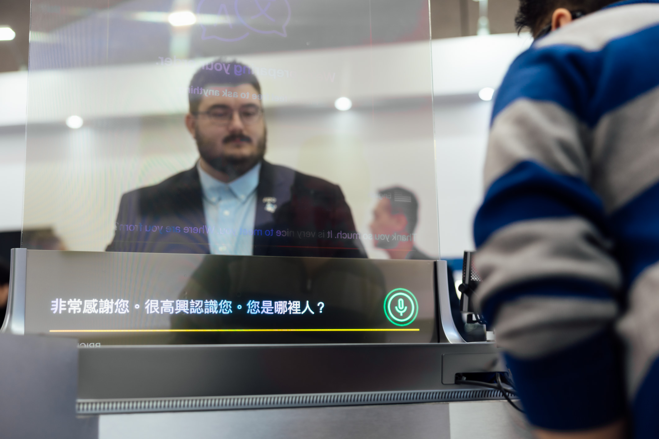 达擎42吋多语系AI互动翻译系统，可支持实时多国语言翻译，协助消费者与服务人员沟通无障碍，并保留自然眼神与表情互动，提升国际性零售场域的服务质量。