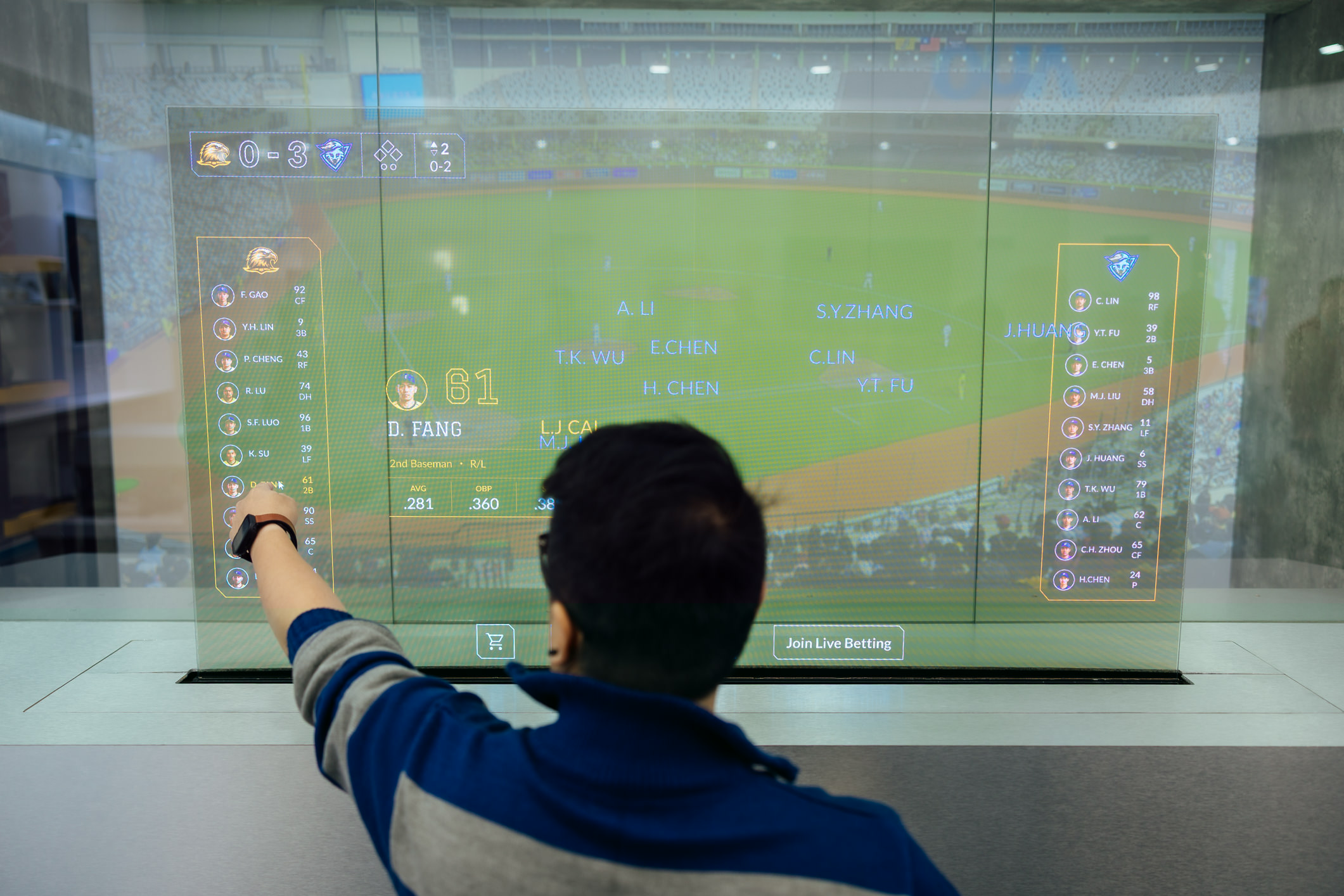 达擎64吋Sports AR Solution Sports AR解决方案结合实时运动赛事数据与互动内容，观众可透过Micro LED显示器的透明特性，在观看实体赛事的同时，同步于显示屏幕上取得与实体球员及赛事对应的相关信息，获得专属的沉浸式体验，提升现场参与感。