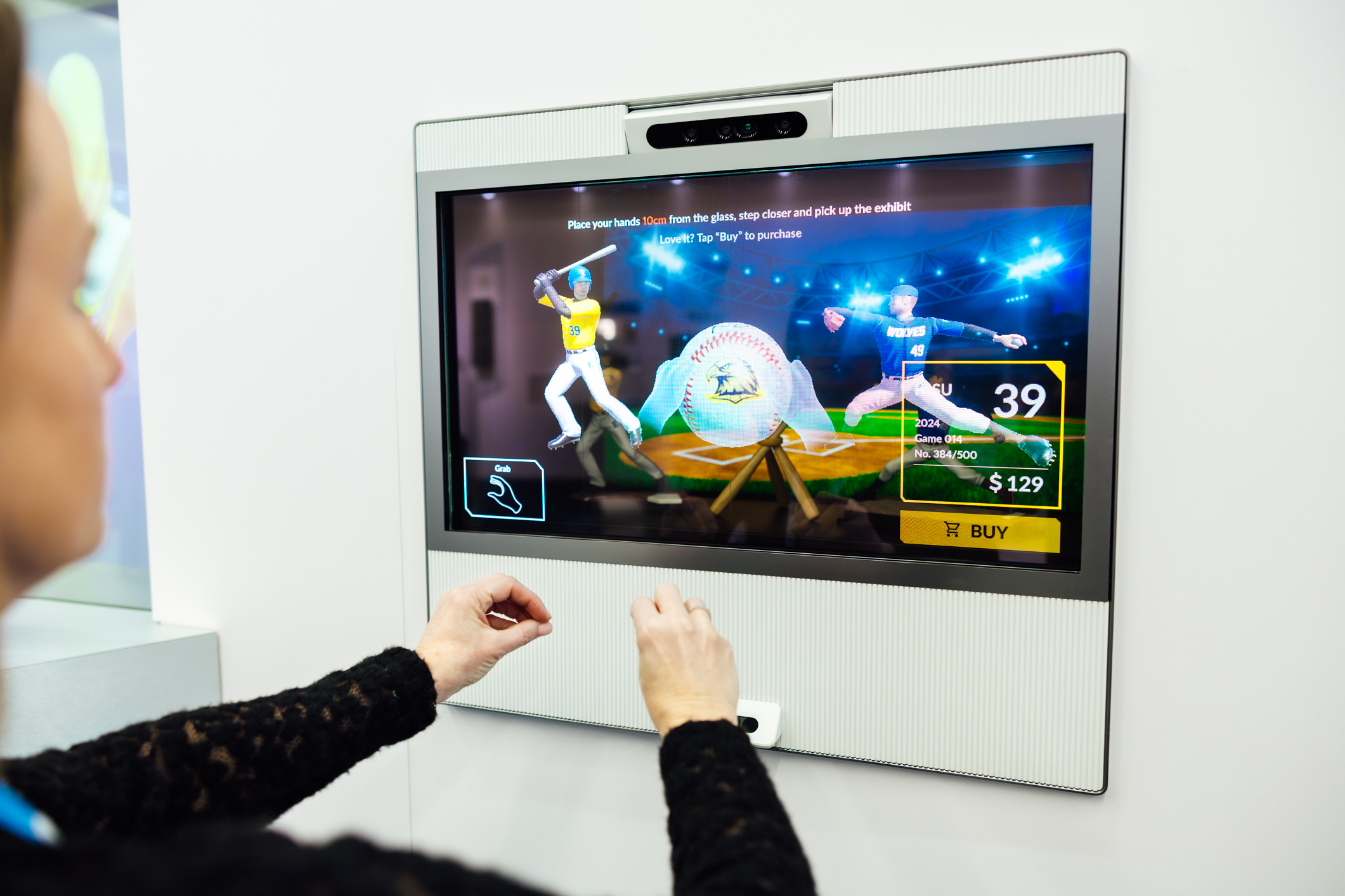 达擎30吋Interactive AR Box则透过3D呈现商品及数字信息，并整合人脸、手势感应技术创造互动，适用高端与限量商品展示，消费者可隔空旋转、放大商品细节，无需接触实品也能感受接近实物的细腻探索。