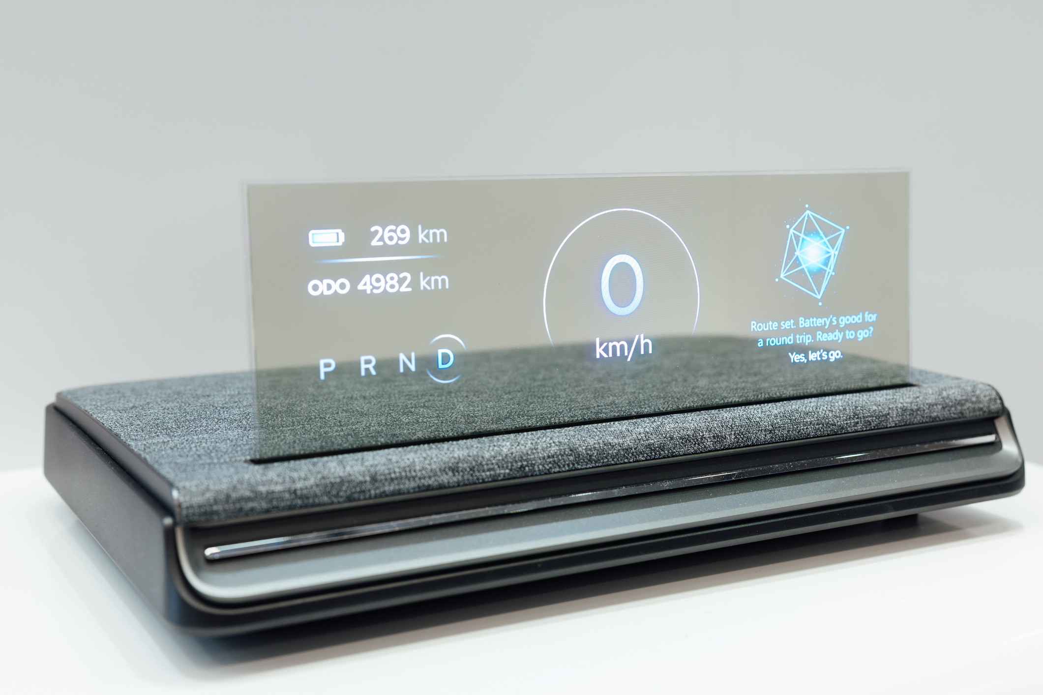 全球首款Aero Module透明Micro LED显示器模块外观轻盈通透，可与数字内容完美融合，提供动态显示、先进控制、个人化沉浸感受。